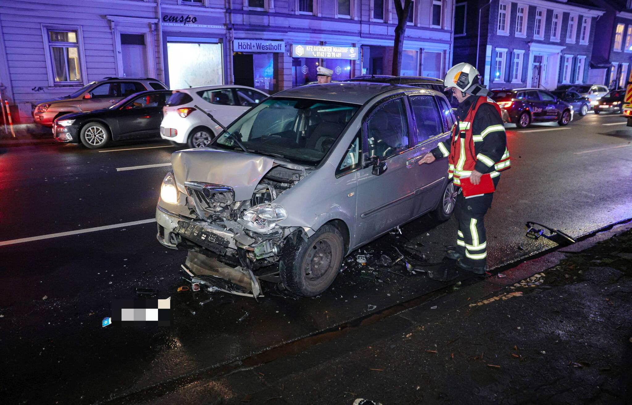 Einer der beiden stark beschädigten Wagen.