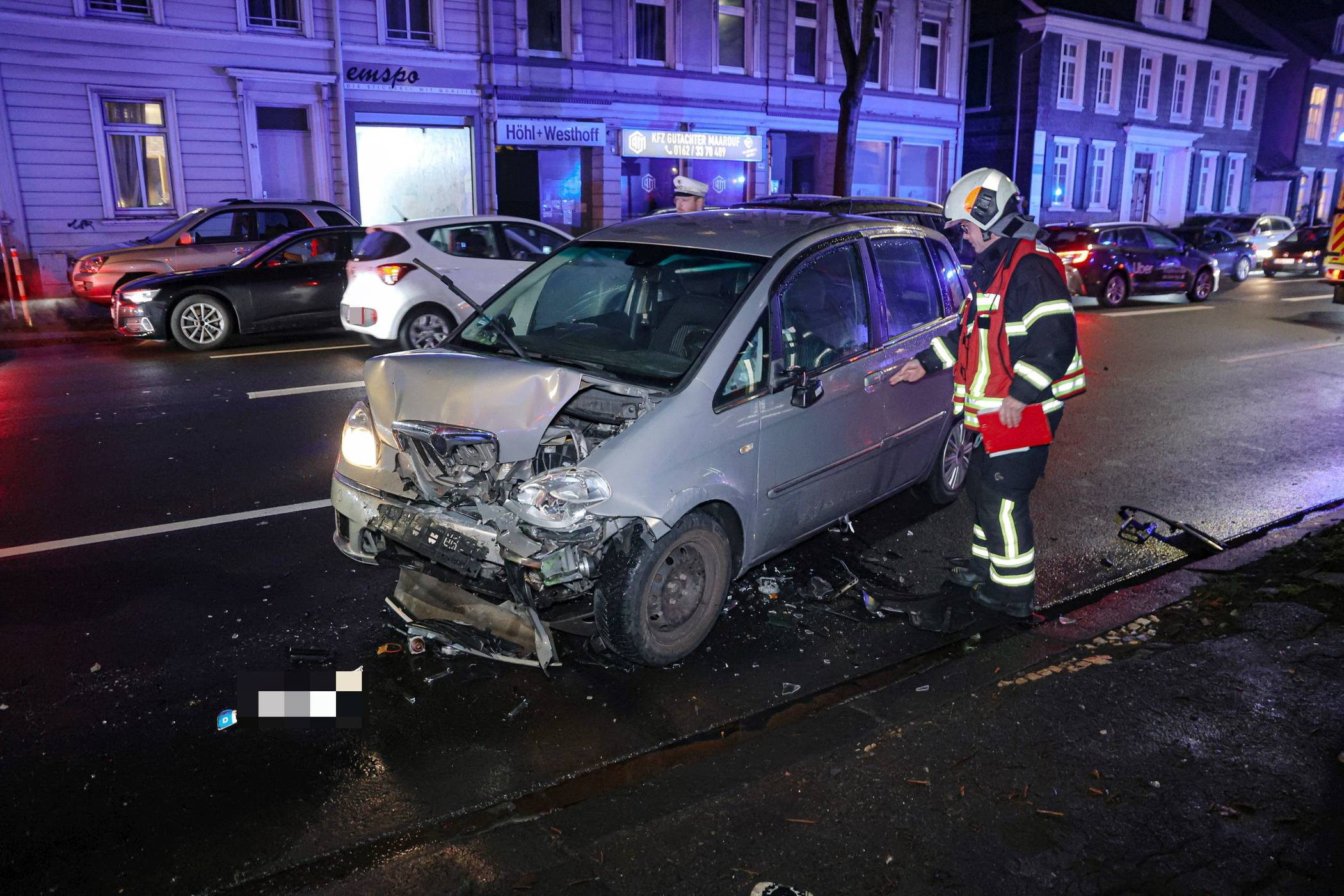 Einer der beiden stark beschädigten Wagen.