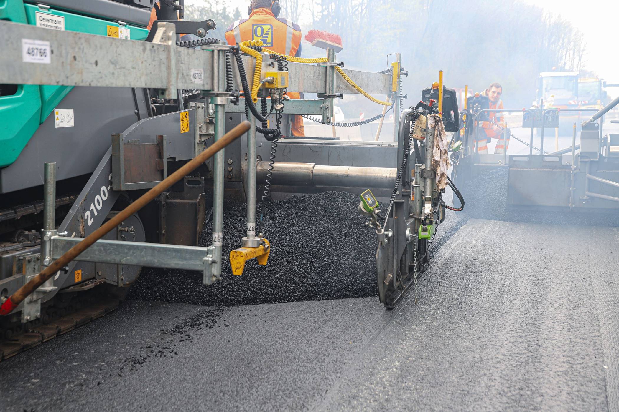  Die Sanierung von Straßen ist teuer. 