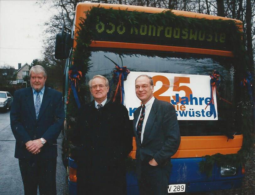 Zum 25. Jahrestag der Inbetriebnahme der Buslinie 638 kam 1994 NRW-Ministerpräsident Johannes Rau (Mitte) wieder auf die Konradswüste – eingerahmt von Heinz Jürgen Seute (li.) und dem damaligen WSW-Chef Professor Hermann Zemlin.