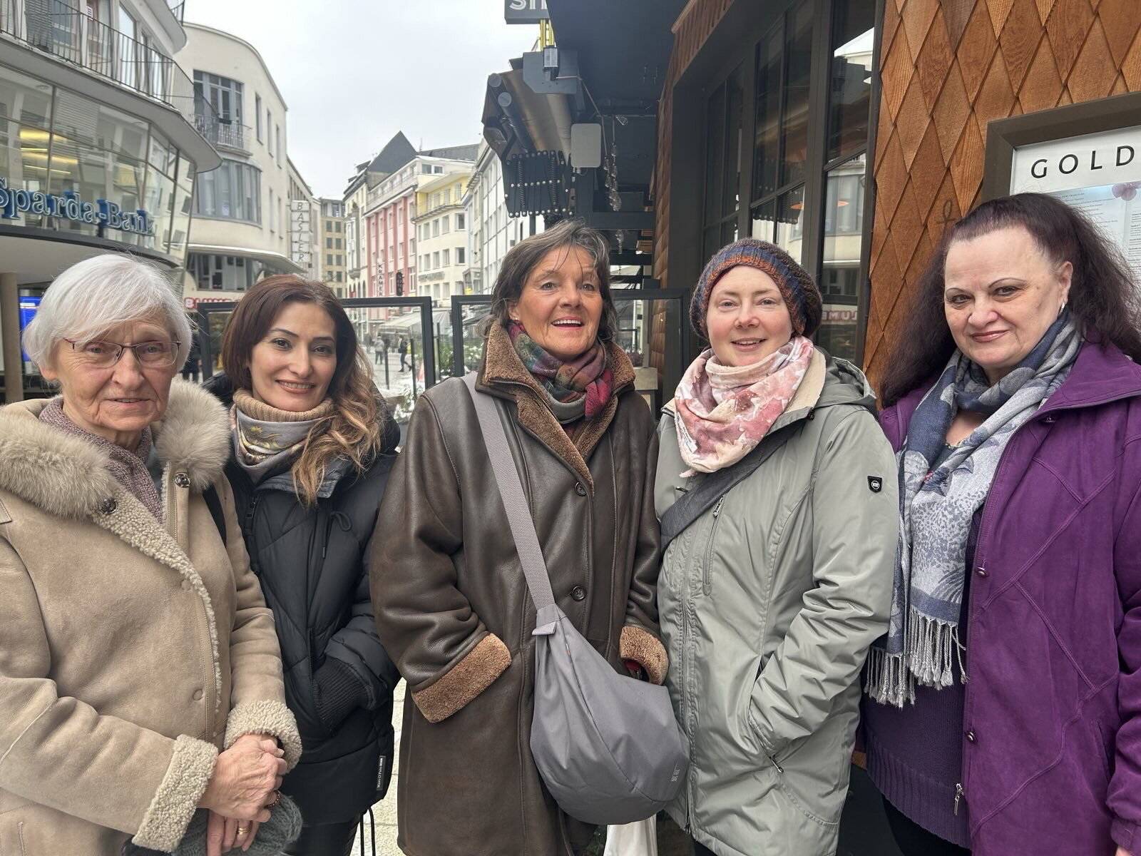  Melanie Hölter (2.v.re.) mit ihren Ehrenamtlichen Angela Freitag, Cornelia Hinze-Römer, Marine Martinian und Karla Agosti (v.re.). 