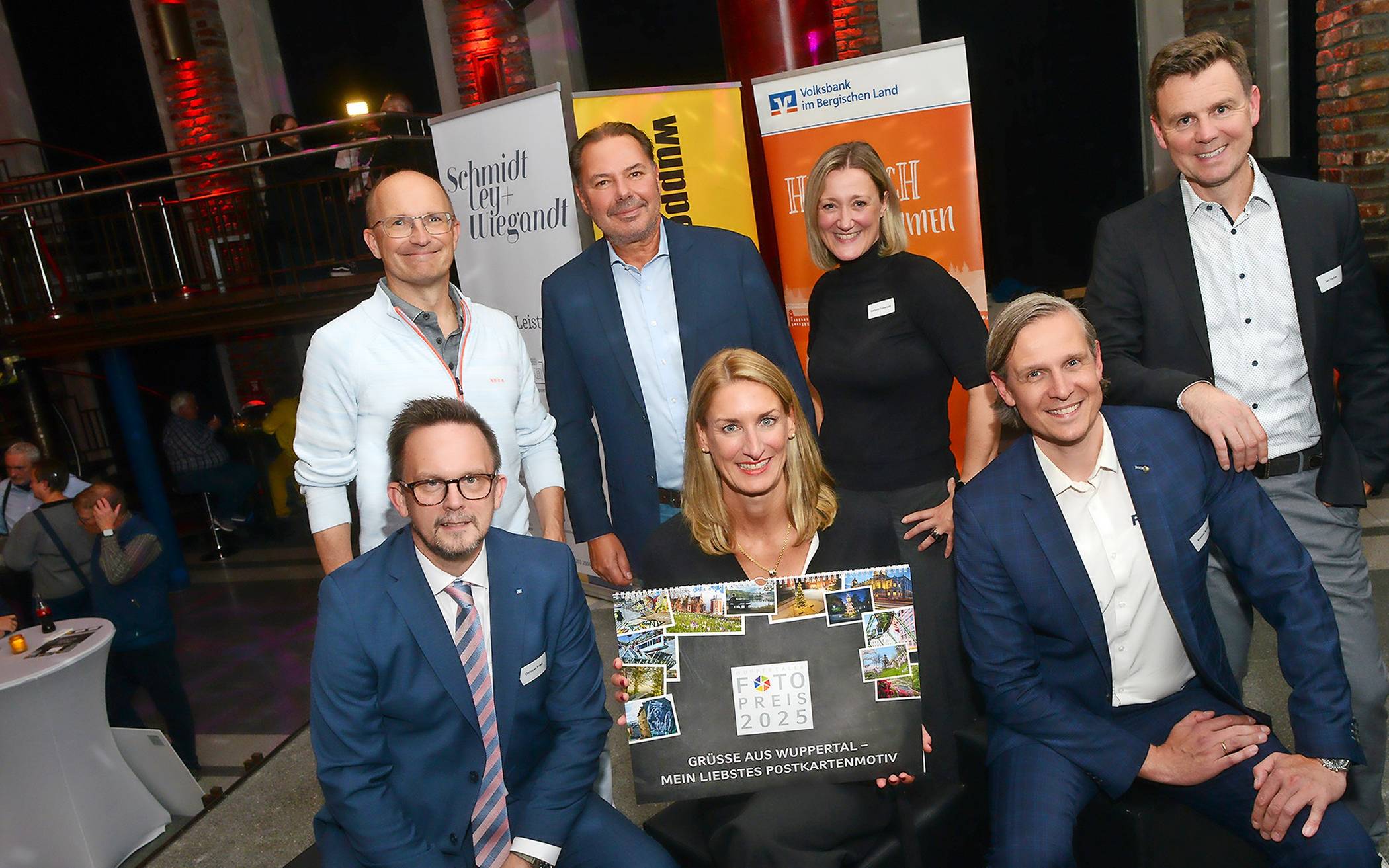 Längst eine echte Fotopreis-Community – hinten von links: Rundschau-Geschäftsführer Lutz Rensch und Redaktionsleiter Roderich Trapp, Stefanie Toloszycki von MeinEinkaufsbahnhof.de und Jan Vetter (Schmidt, Ley + Wiegandt). Vorne von links: Volksbank-Vorstand Christian T. Fried, Silke Jungmann (Schmidt, Ley + Wiegandt) und Manuel Rutten (Foto+Video Rutten)    