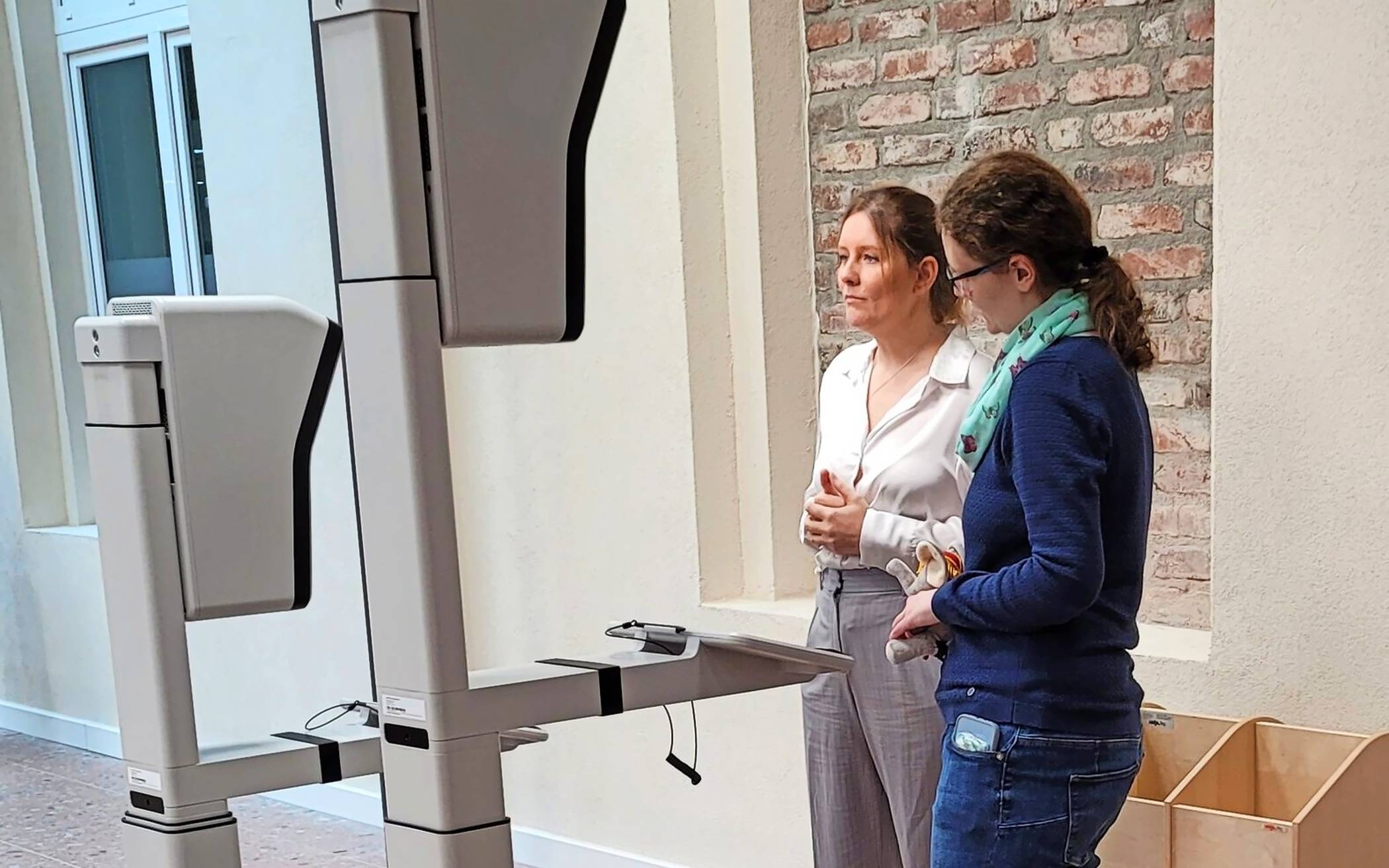  Oberbürgermeisterin Miriam Scherff Anfang Dezember an einem der Fotoautomaten im neuen Einwohnermeldeamt in der ehemaligen Bundesbahndirektion. Hier einen Termin zu bekommen, ist aktuell allerdings mehr als schwierig. 