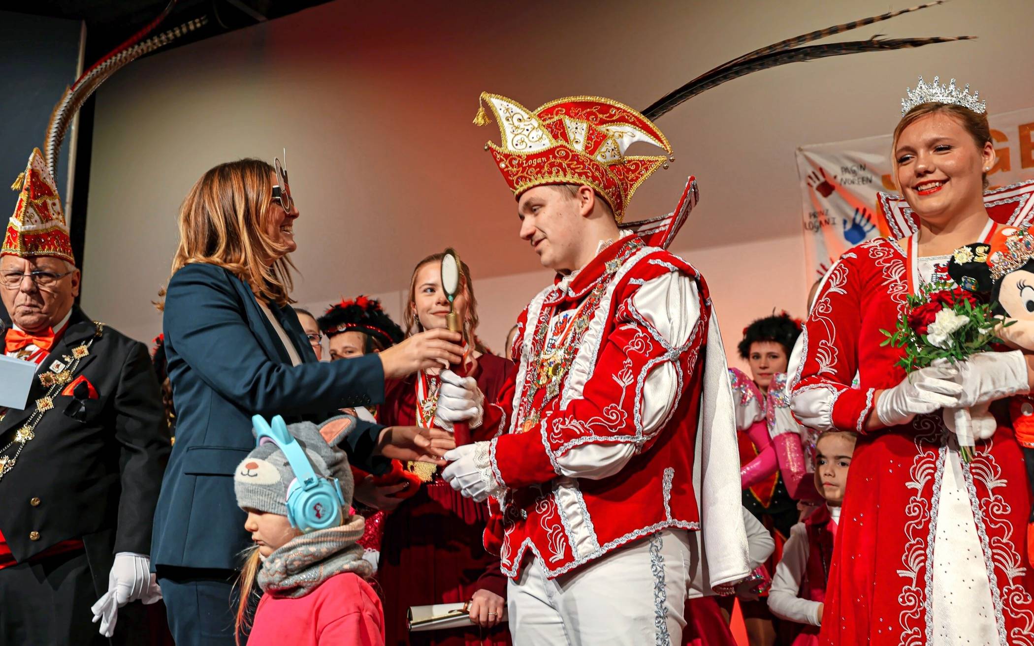  Von li.: CCW-Präsident Wilfried Michaelis, Oberbürgermeisterin Miriam Scherff, Jugendprinz Logan I. (Logan Stärke) und Jugendprinzessin Celine I. (Celine Lustig). 