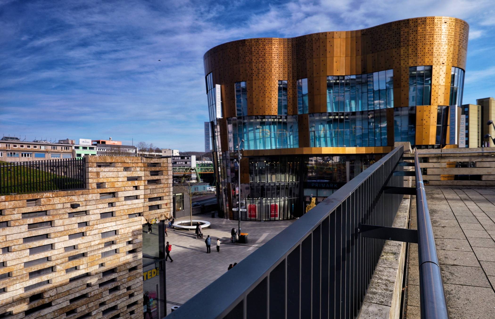 Blick von der ehemaligen Bundesbahndirektion auf den Kubus.