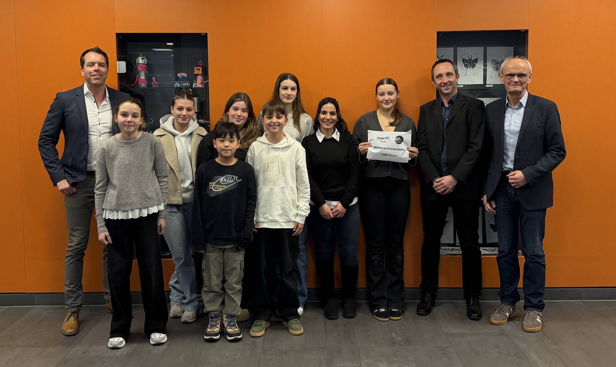  Die Übergabe des symbolischen Spendenschecks. 