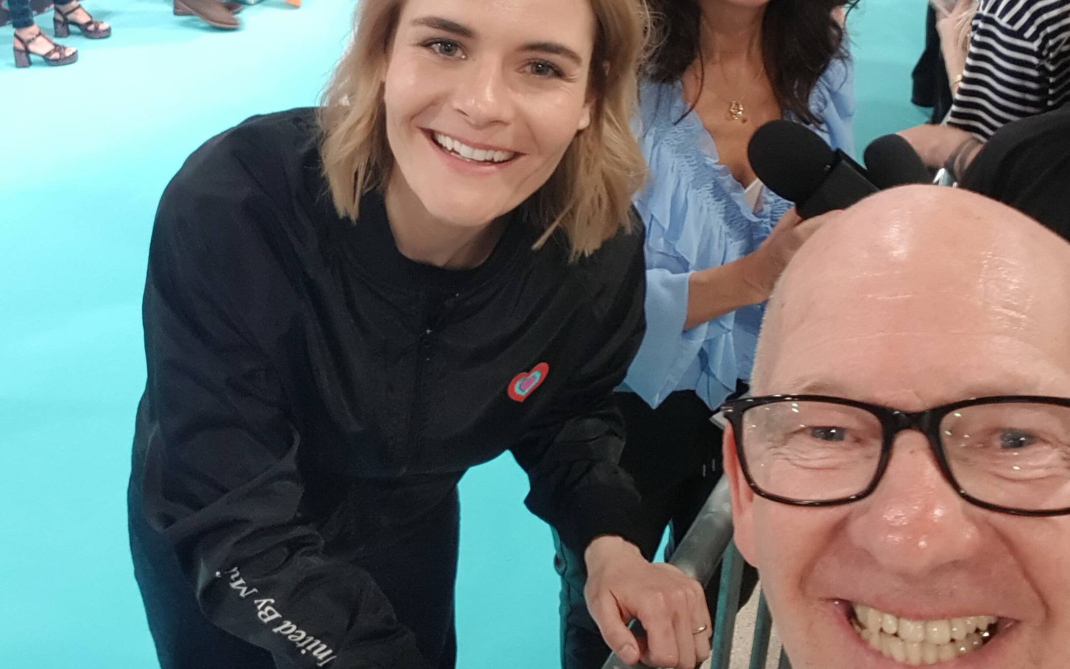 Moderatiorin Hazel Brugger und Peter Bergener.