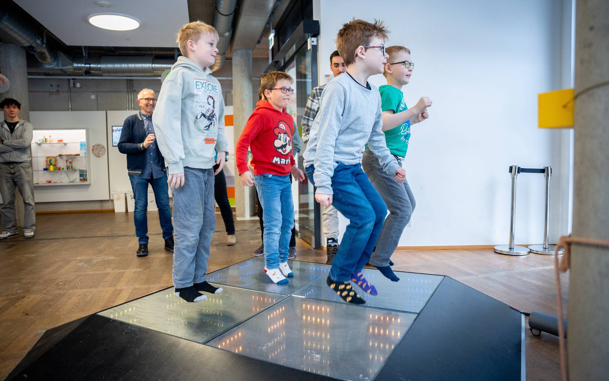 Junior-Uni-Studentinnen und -Studenten beim Test der