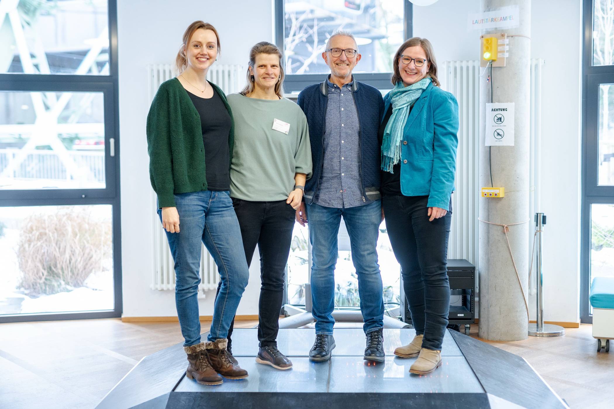  Von li.: Bettina Wiek (Junior-Uni-Fachkoordinatorin), Natalie Gawenat (Junior-Uni-Geschäftsleitung), Manfred Kartenberg (Reichert-Alanod-Stiftung) und Dr. Ariane Staab (Junio. Uni-Geschäftsführerin) bei der Spendenübergabe. 