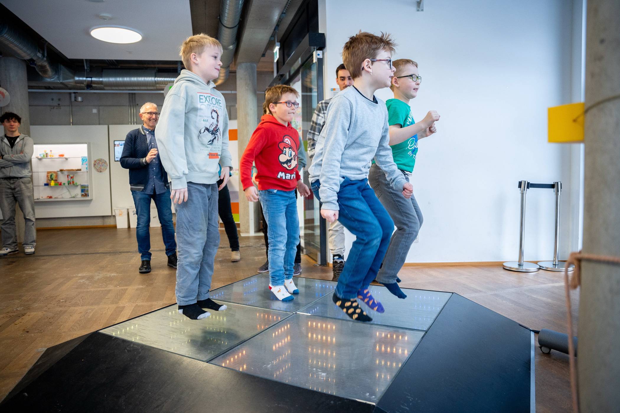 Junior-Uni-Studentinnen und -Studenten beim Test der innovativen Energiemodule.