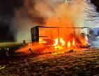 Der LKW stand lichterloh in Flammen.