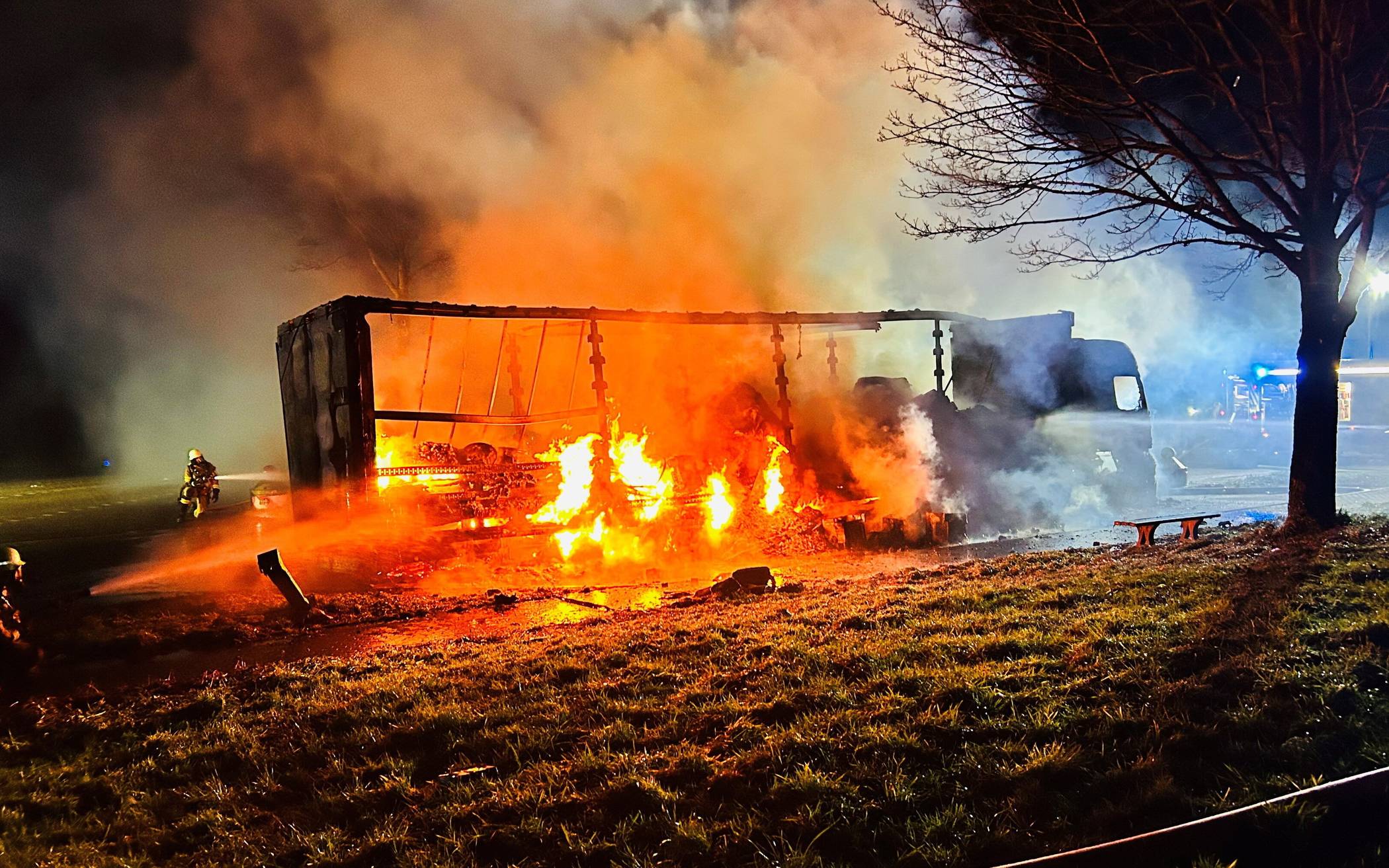Der LKW stand lichterloh in Flammen.