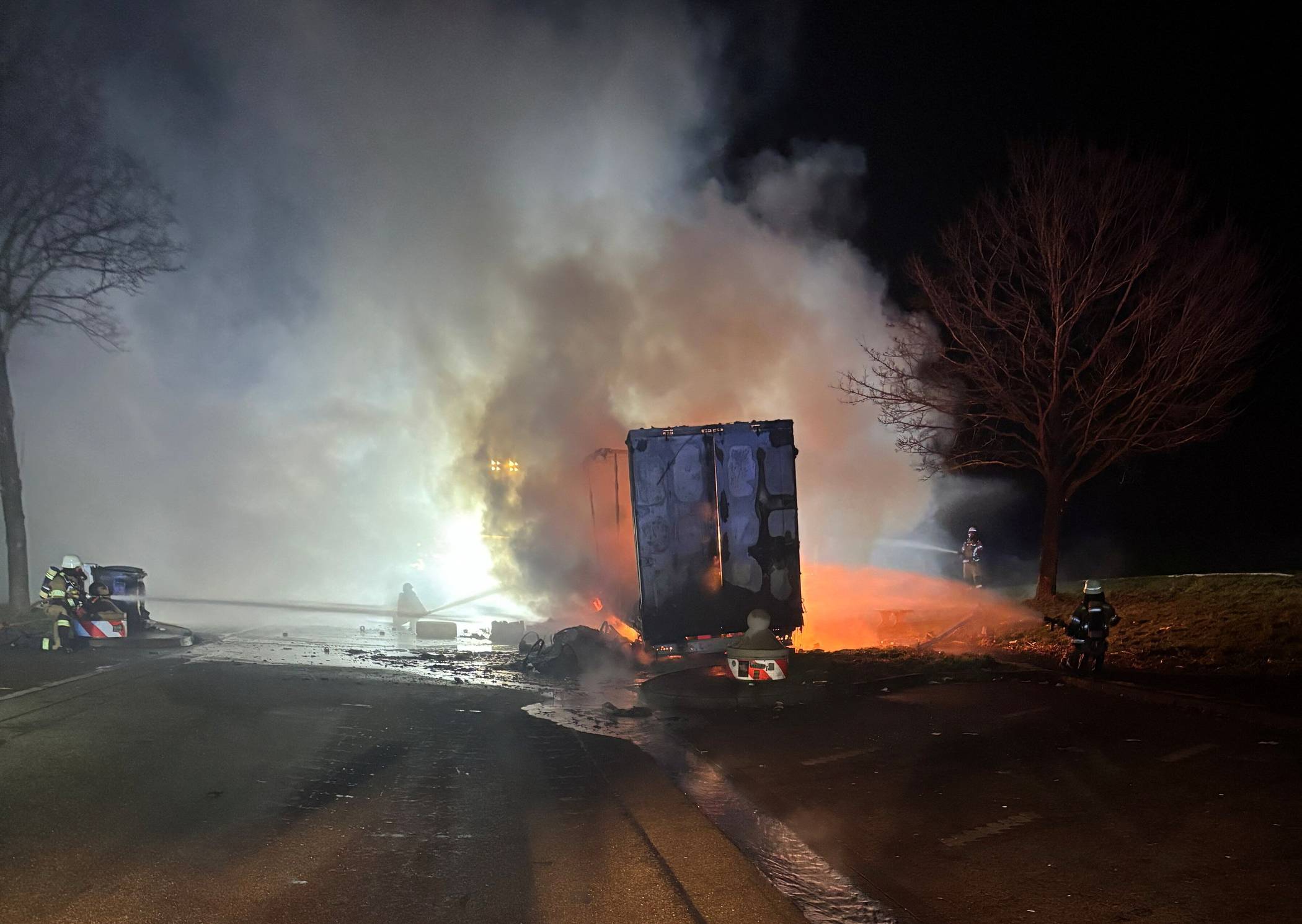Die Feuerwehr setzte später auch Schaum ein.