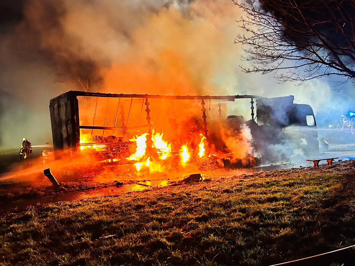 LKW brennt auf A46-Parkplatz komplett aus
