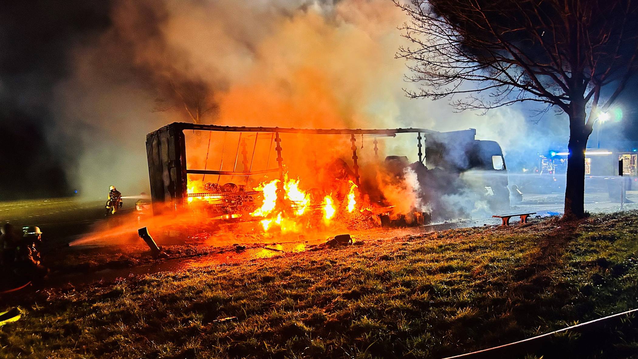 Der LKW stand lichterloh in Flammen.