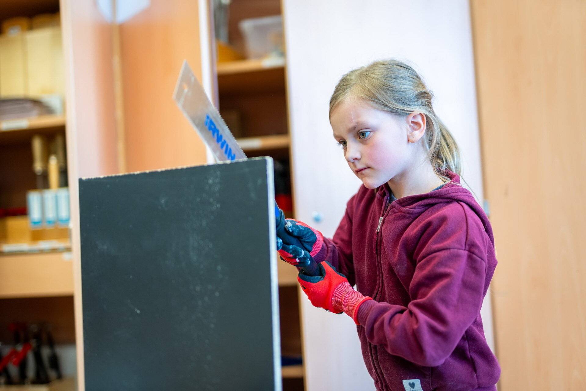 Auch im Sommersemester kann in mehr als 200 Kursen in der Junior Uni praxisnah zu verschiedenen Themen geforscht werden.