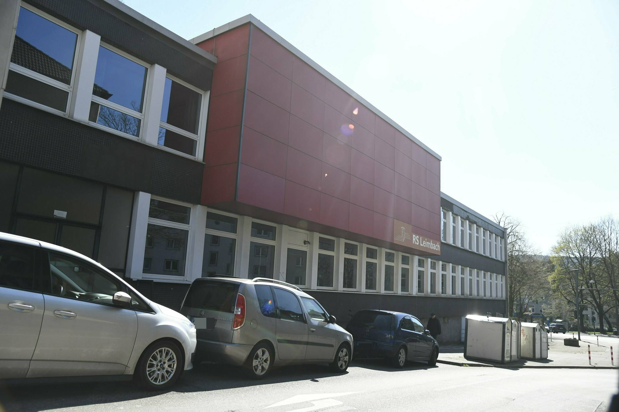  Die Realschule an der Leimbacher Straße muss grundlegend saniert werden. Währenddessen werden die Schülerinnen und Schüler in Containern auf dem Carnaper Platz unterrichtet. 