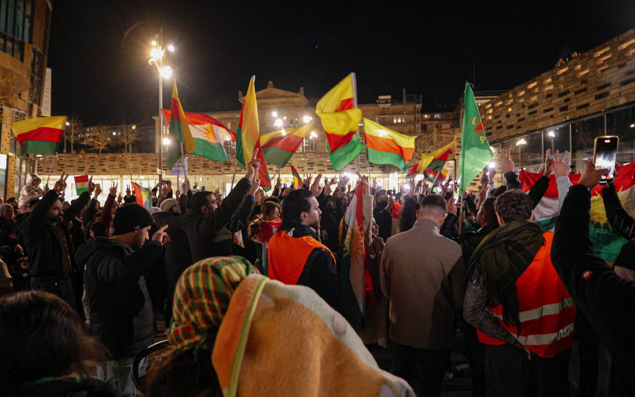 Die Kundgebung auf dem Vorplatz des