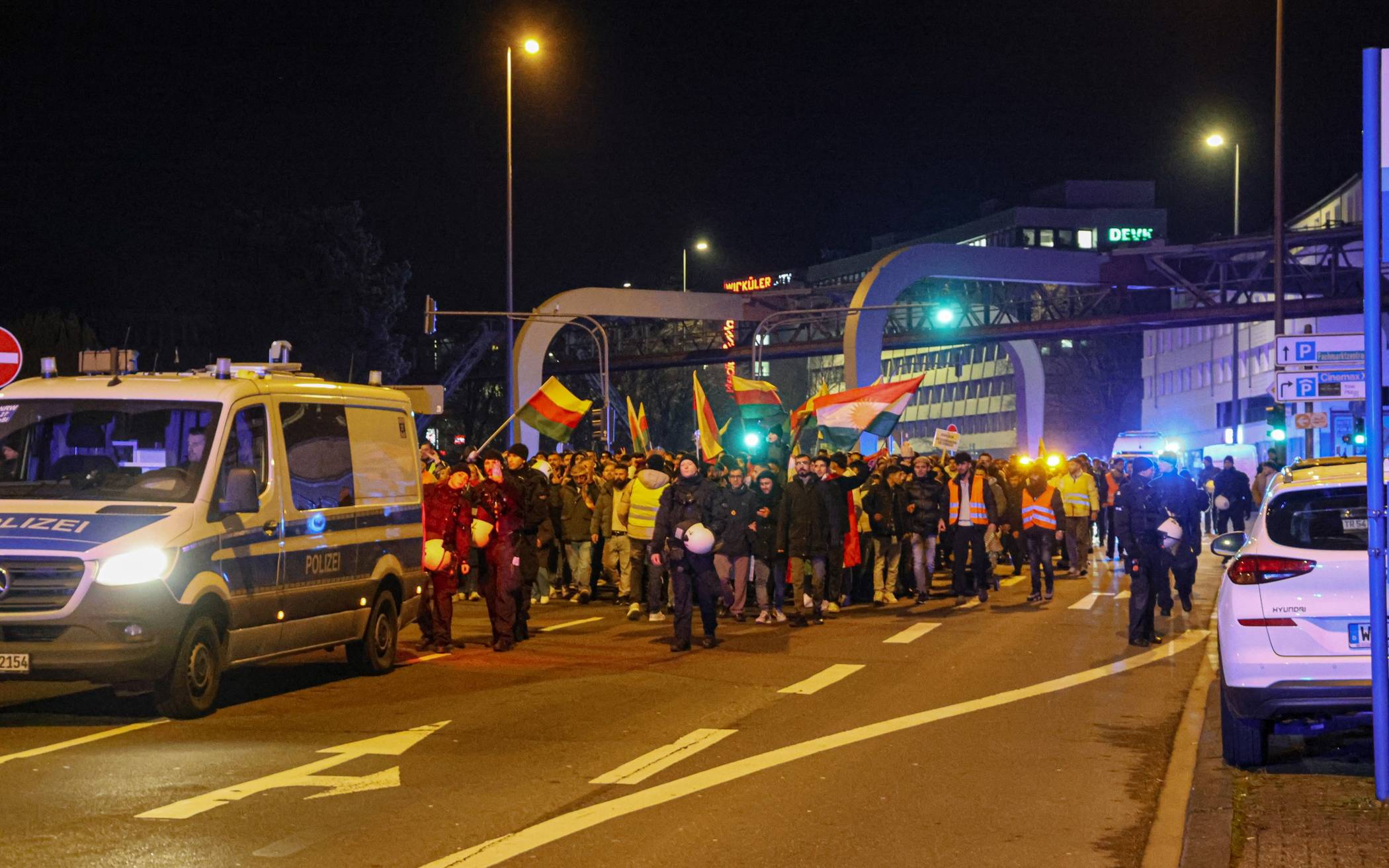 Bilder: Kurdische Demo auf der B7  in Wuppertal