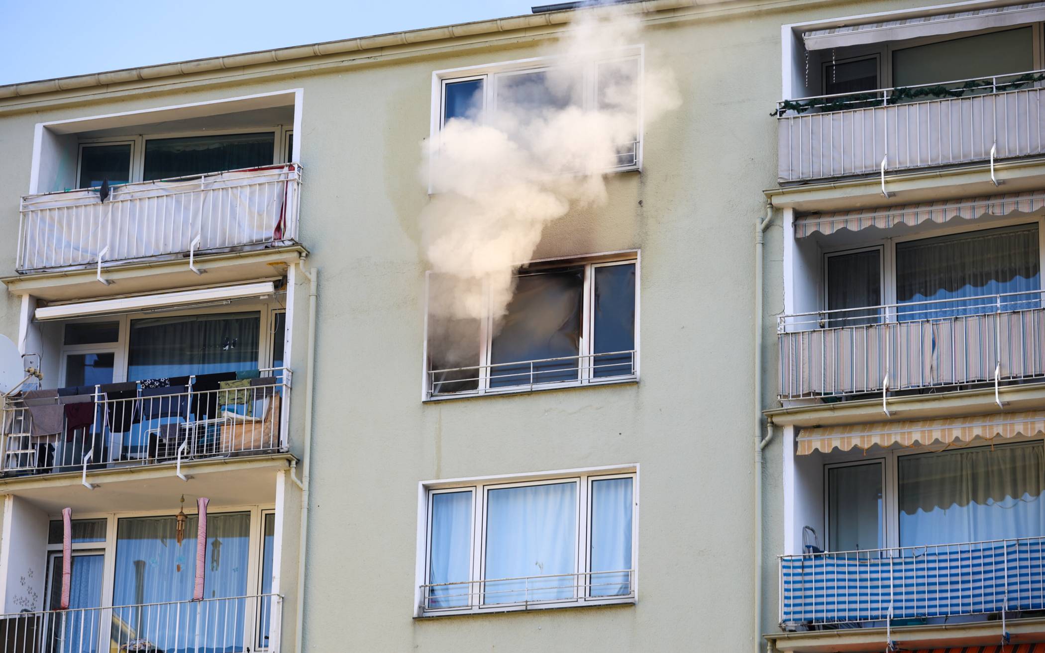 Der Rauch quoll aus den Fenstern.