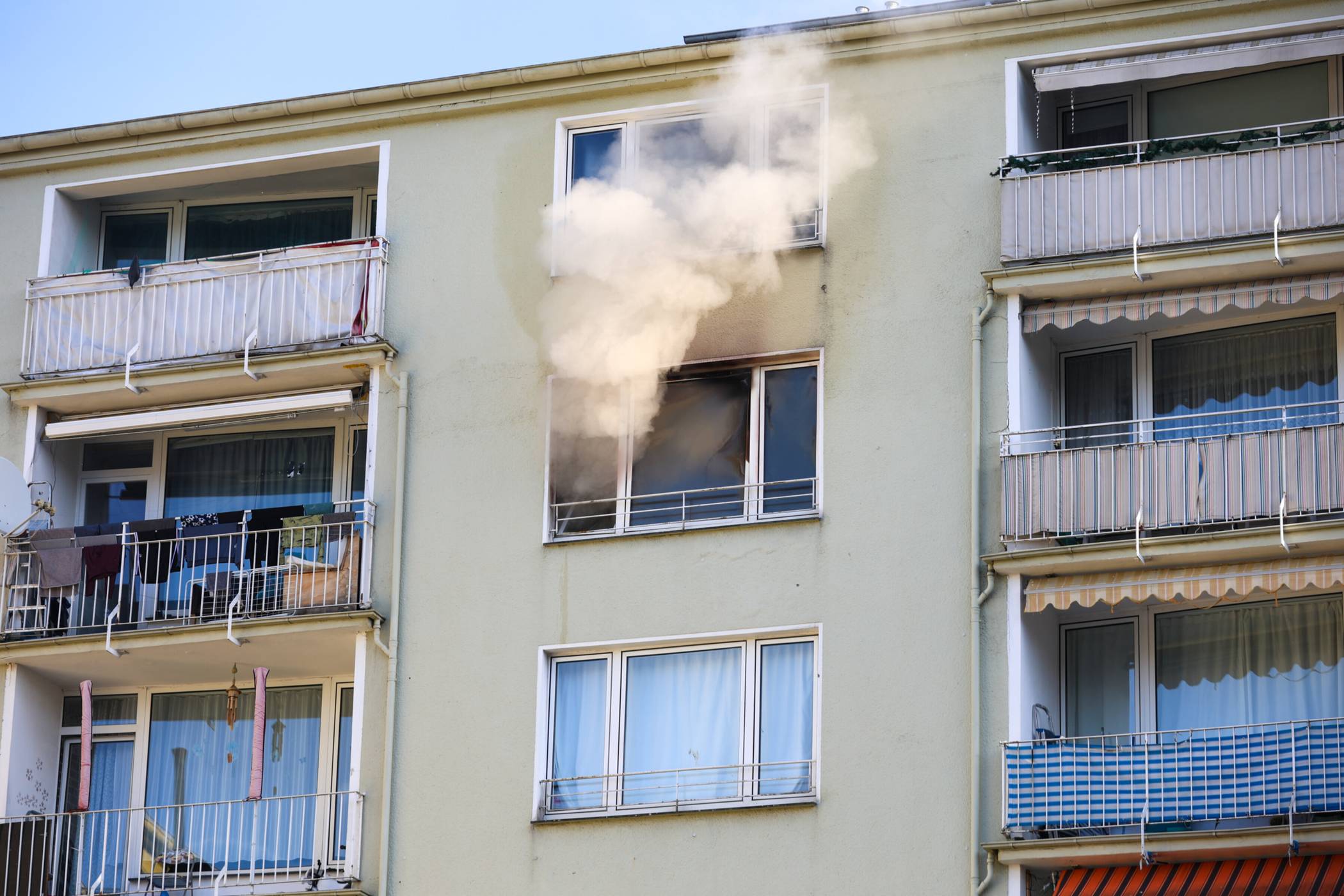  Der Rauch quoll aus den Fenstern. 