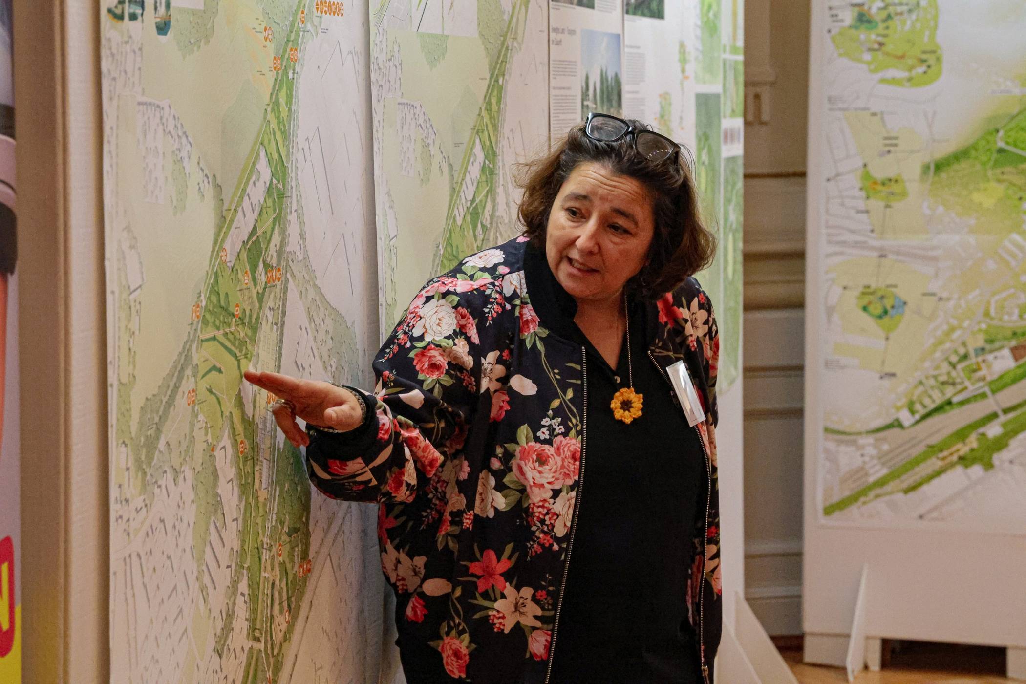  Susanne Brambora-Schulz (Geschäftsführerin der BUGA Wuppertal 2031 gGmbH) vor einem der Entwürfe. 