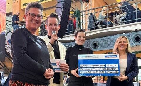  Wioletta Bonny (re., Filialleiterin der Sparda-Bank in Wuppertal) überreichte zusammen mit Moderator Michael Brockordt einen symbolischen Scheck an Dr. Kati Trempler (2.v.re.) und Claudia Gräwert von der Färberei. 