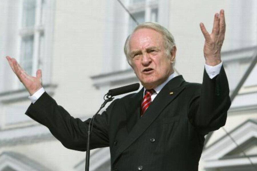  Johannes Rau sprach oft frei in seinen Reden. Hier beim Sommerfest im Schloss Bellevue 2004. 