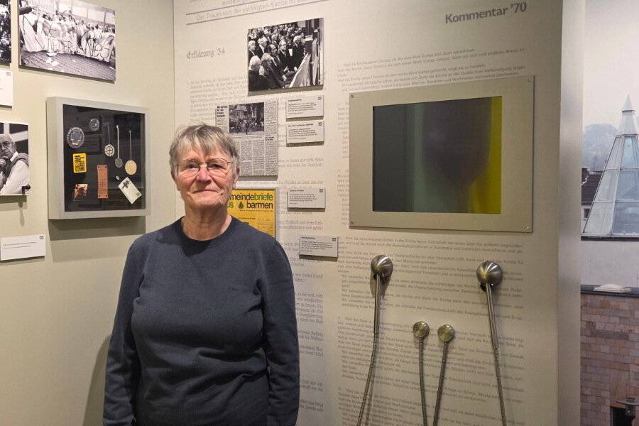  Sigrid Runkel in der Ausstellung zur Barmer Theologischen Erklärung. 