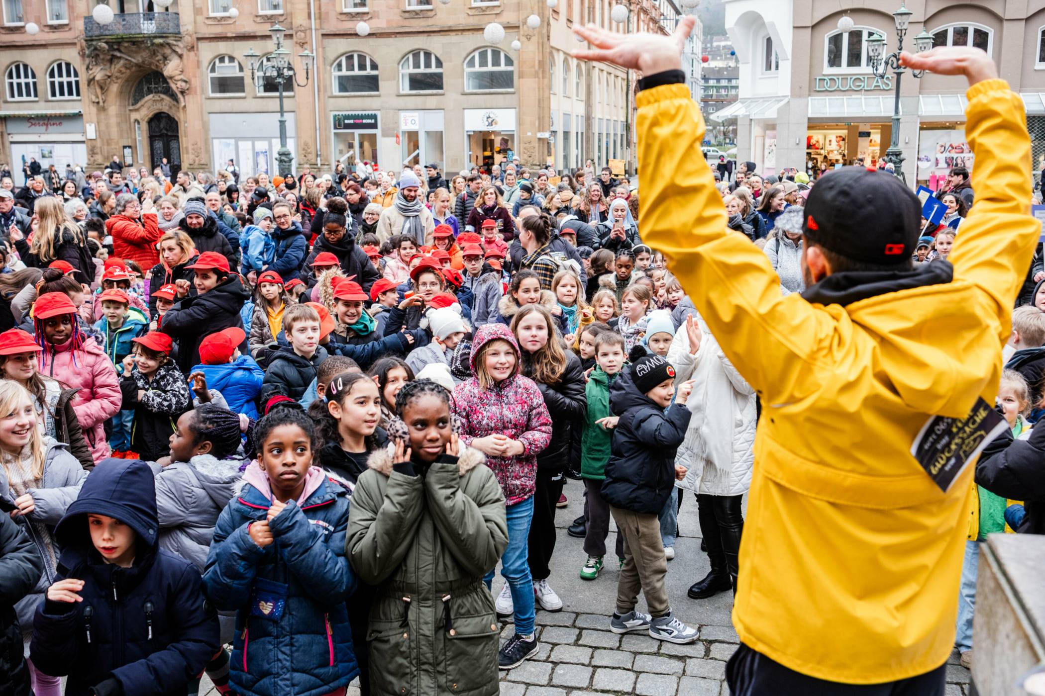 Im Februar 2024 demonstrierten zahlreiche Eltern, Kinder und Lehrkräfte vor dem Wuppertaler Rathaus für die Ausbau des Offenen Ganztags.