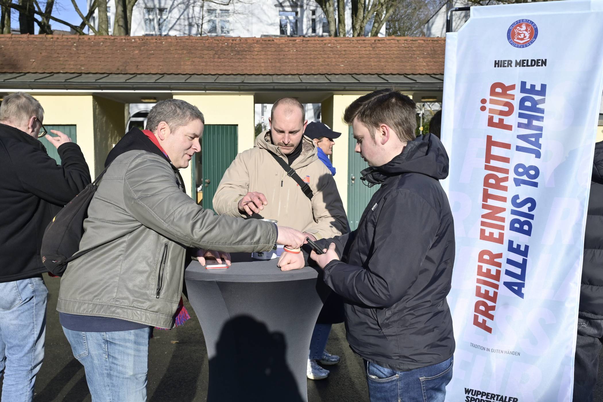 Wer sich den Stempel abholt und nicht älter als 17 Jahre ist, darf die Partie kostenlos sehen.