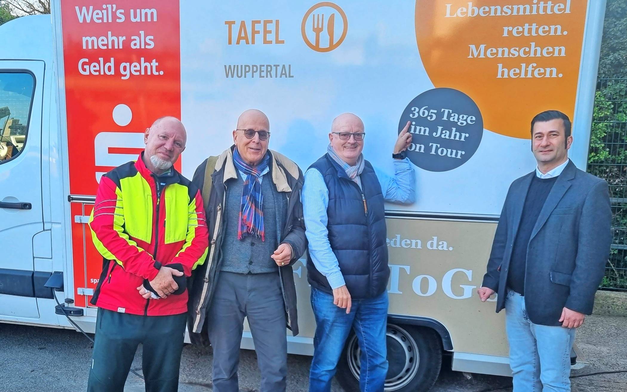  Von links: Yuri Bilicenco (ehrenamtlicher Fahrer), Dr. Urs Diederichs (Öffentlichkeitsarbeit), Tafel-Vorsitzender Peter Vorsteher und Zülfü Polat, der Geschäftsführer der Wuppertaler Tafel.  
