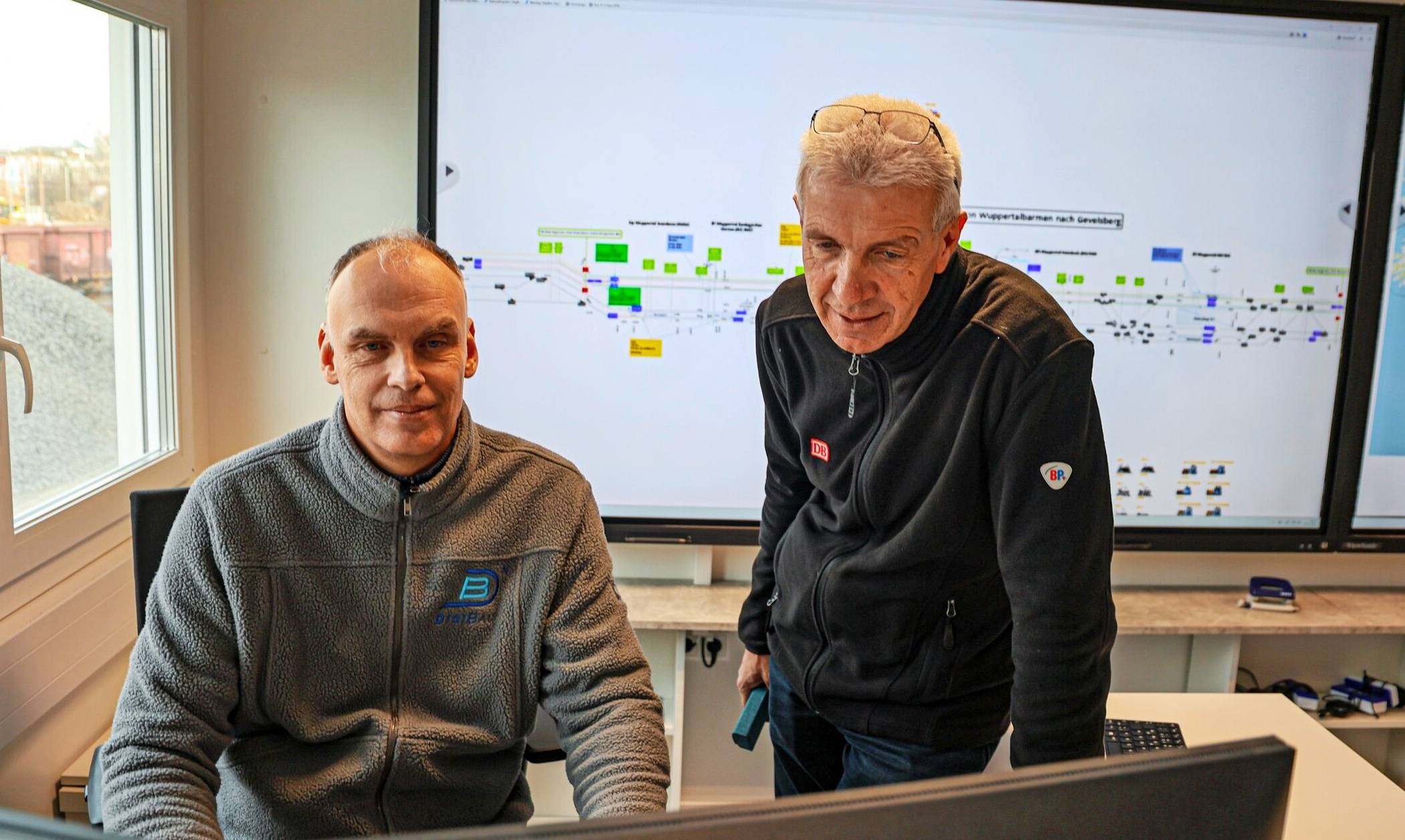  Aus einem Containerbüro an der Steinbeck steuern Marcus Wruck (li., Geschäftsführer des Baustellenlogistikers DigiBau), sowie der DB-Infrago-Projektleiter Arno Jaeger die Baustelle. Es kommen bis zu 85 Maschinen zum Einsatz. 