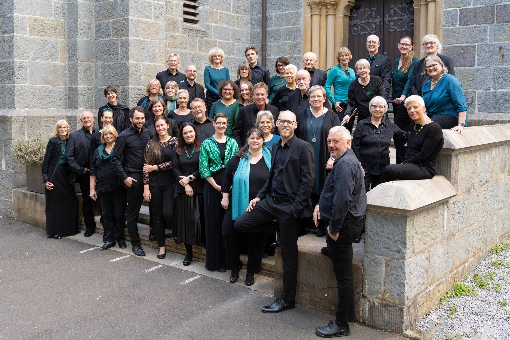  Die Kantorei Barmen-Gemarke mit ihrem Leiter Alexander Lüken (unten, 2.v.re).   