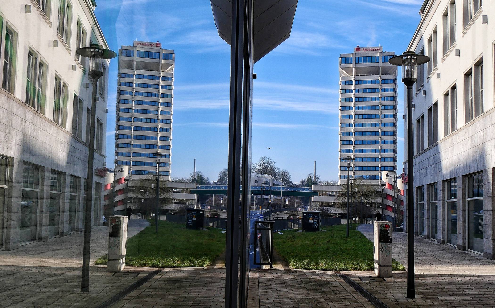  Der Sparkassenturm am Elberfelder Islandufer in einer Spegelung. 