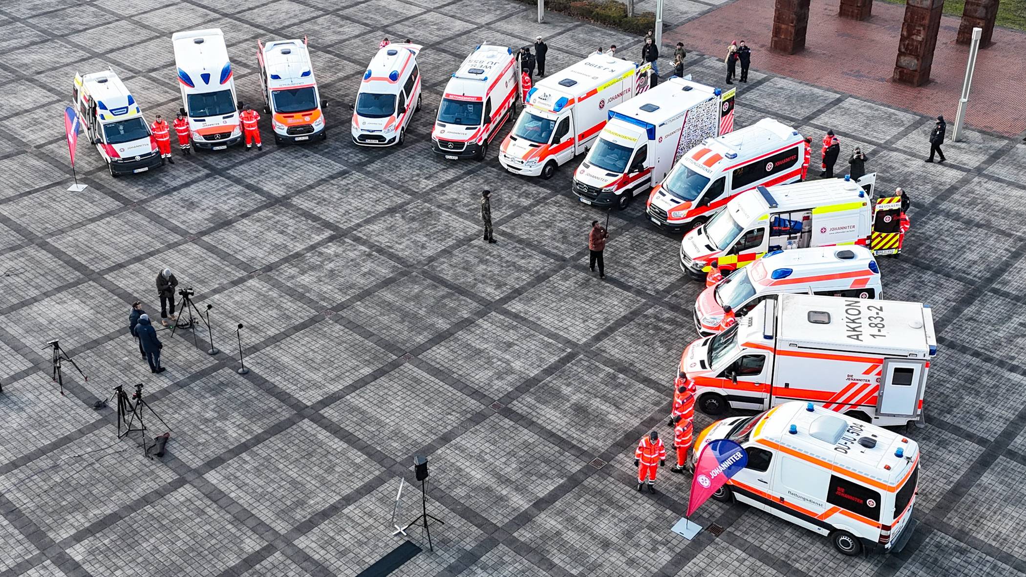 Einige der Krankentransportwagen aus der Verwundeten-Transportkomponente 100 der Johanniter wurden heute auf dem Gelände des Bundesministeriums der Verteidigung in Bonn vorgestellt.