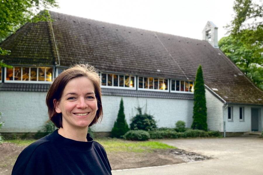  Pfarrerin Lisa Staaden vor der Johanneskirche, die nun zum zentralen Standort der Gemeinde wird. 