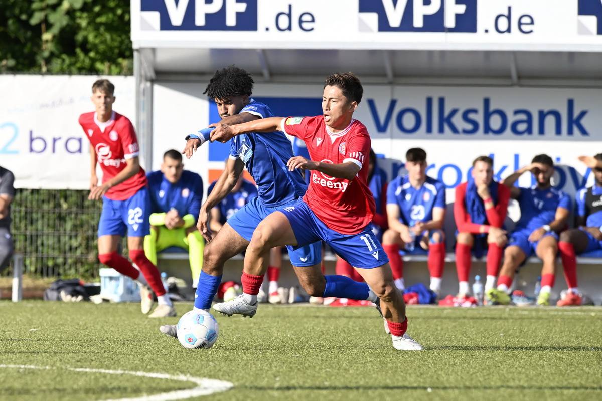  Daiki Kamo zieht das WSV-Tikot aus. 