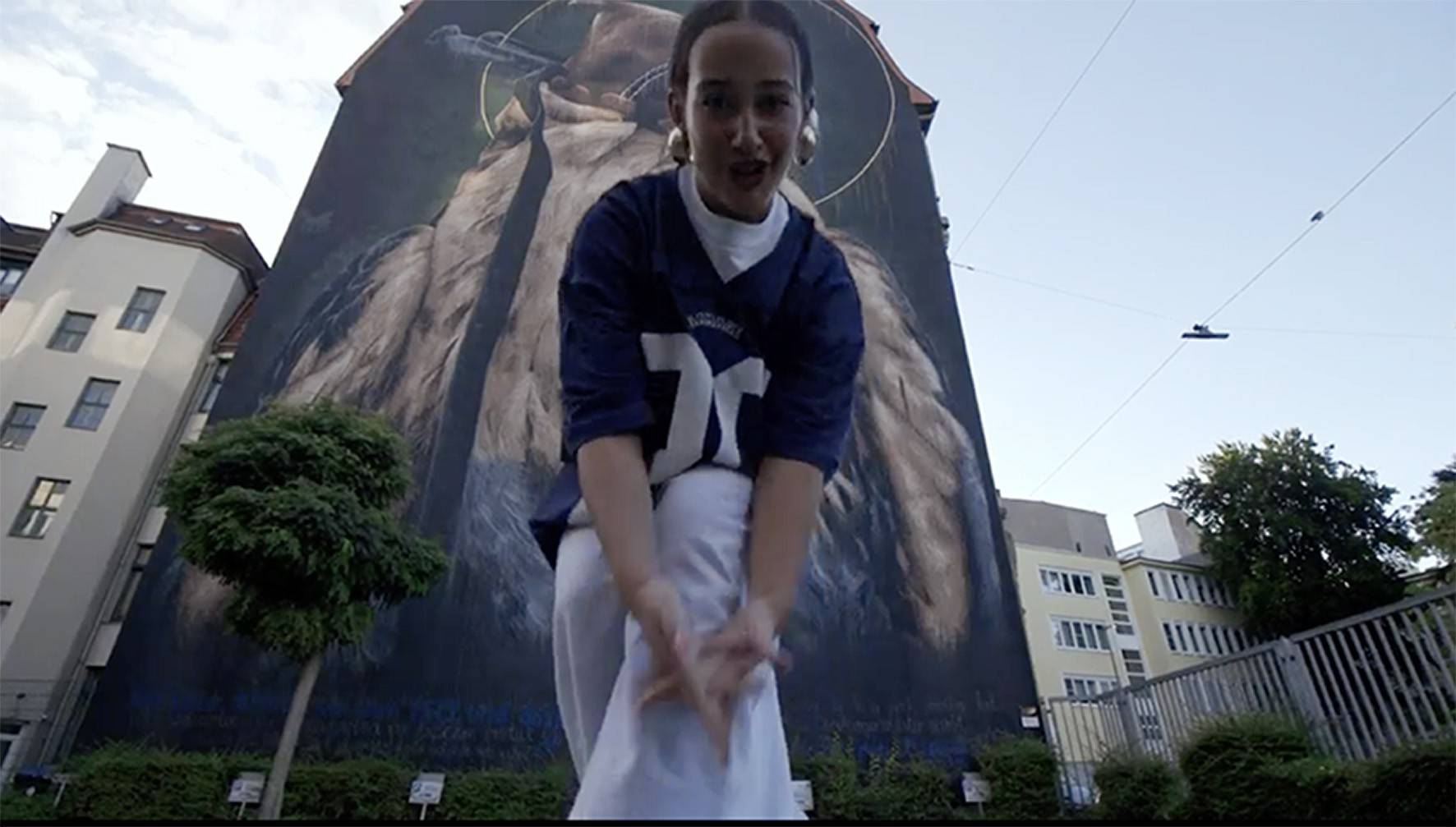 Alessia Gambino vor der Mural-Location an der Hofaue 49 im Wuppertal-Film „A Moon Dance” von Nelly Köster.