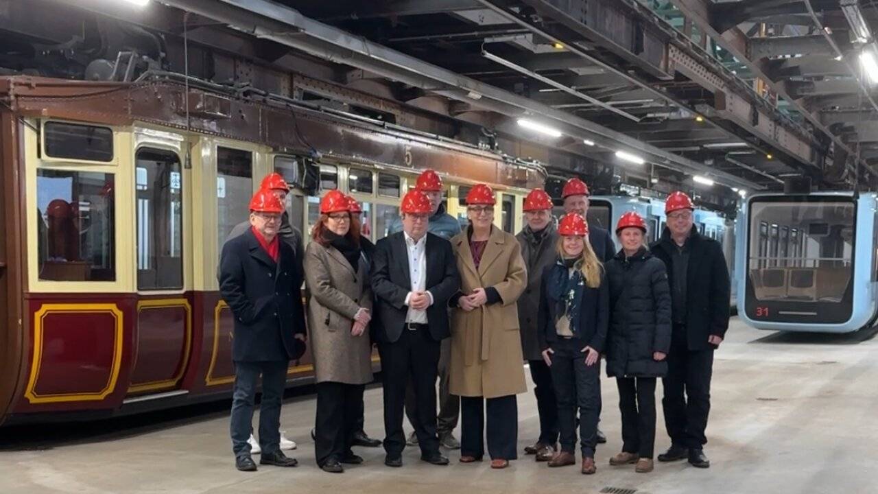  Minister Oliver Krischer (vorne, 3.v.li.) in der Vohwinkeler Wagenhalle. 