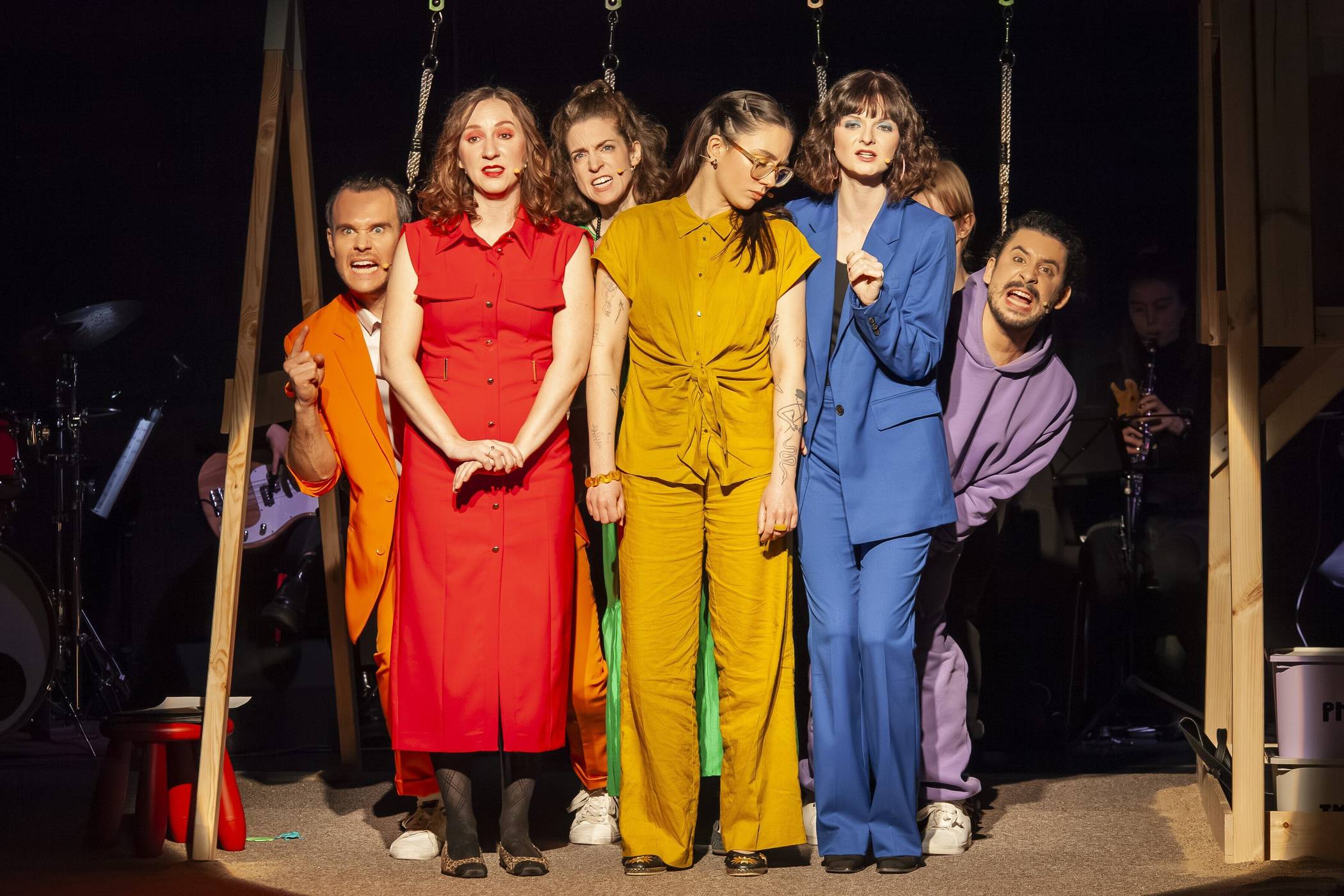  Sehr gut aufgelegt - und sehr bunt gekleidet: Das Ensemble von „Elternabend – Das Musical“ im Taltontheater. 