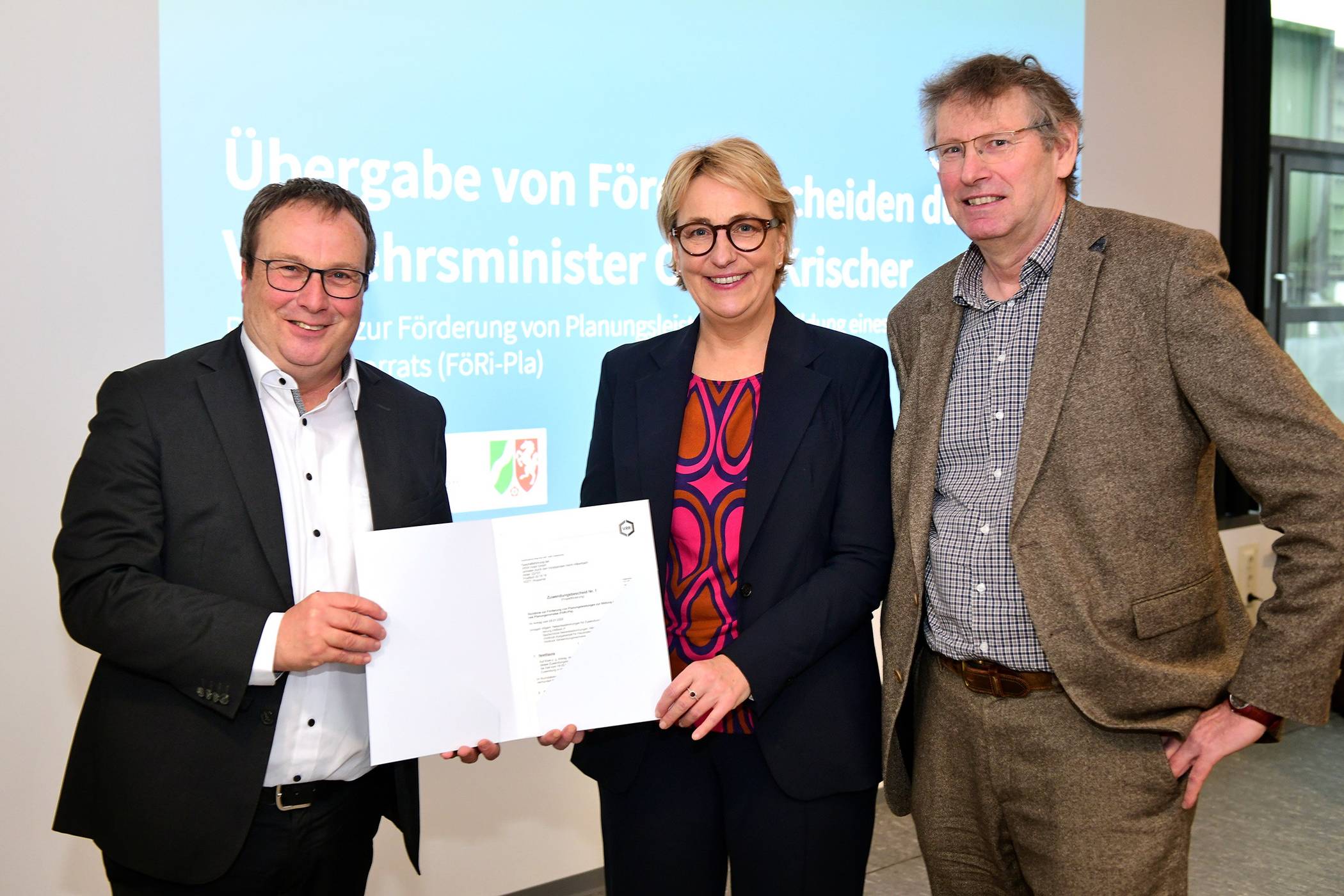  Von li.: Oliver Krischer (Minister für Umwelt, Naturschutz und Verkehr des Landes Nordrhein-Westfalen), Sabine Schnake (Geschäftsführerin der WSW mobil GmbH) und Klaus-Dieter Hering (VRR, Fachgruppenleiter Investitionsförderung ÖSPV). 