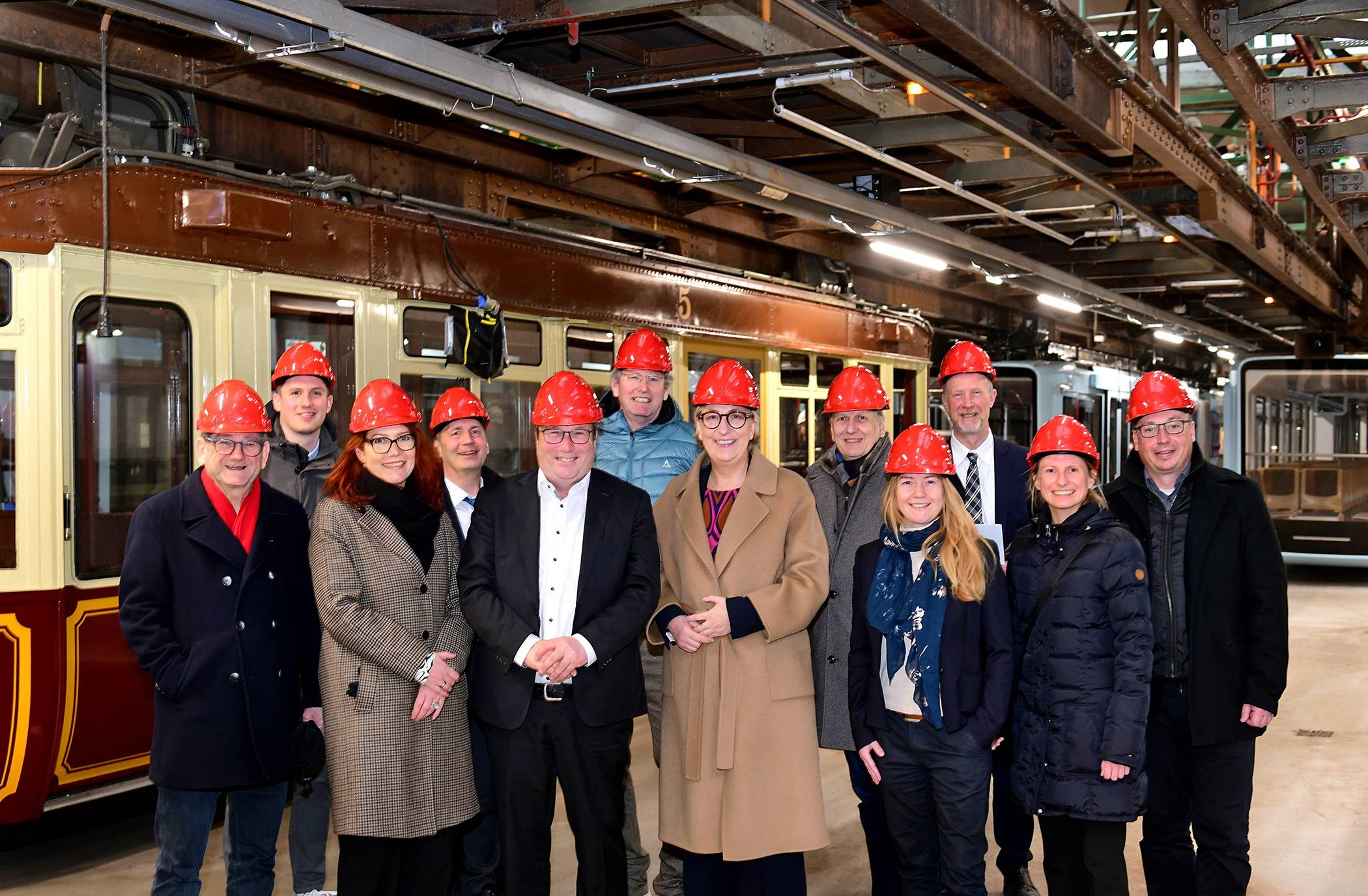 Von li.: Josef Neumann (Landtagsabgeordneter SPD), Marcel Vartmann (moBiel GmbH, Geschäftsbereichsleiter Markt und Fahrgast), Sonja Rode (Stadt Köln, Amtsleitung – Amt für Brücken, Tunnel und Stadtbahnbau), Holger Fritsch (go.Rheinland, Bereichsleiter ÖPNV-Investitionsförderung und Regionale Mobilitätsentwicklung), Oliver Krischer (Minister für Umwelt, Naturschutz und Verkehr des Landes Nordrhein-Westfalen), Klaus-Dieter Hering (VRR, Fachgruppenleiter Investitionsförderung ÖSPV), Sabine Schnake (Geschäftsführerin WSW mobil), Uwe Achterfeld (STOAG Stadtwerke Oberhausen GmbH, Prokurist), Alexandra Westkamp (NWL, stellvertretende Geschäftsführung), Martin Barnat (Stadt Hilden, Amtsleitung – Planungs- und Vermessungsamt), Kristina Busch (moBiel GmbH, Leiterin Verkehrsplanung) und Dr. Martin Uhlendorf vom NWL (Abteilungsleitung Infrastrukturförderung).