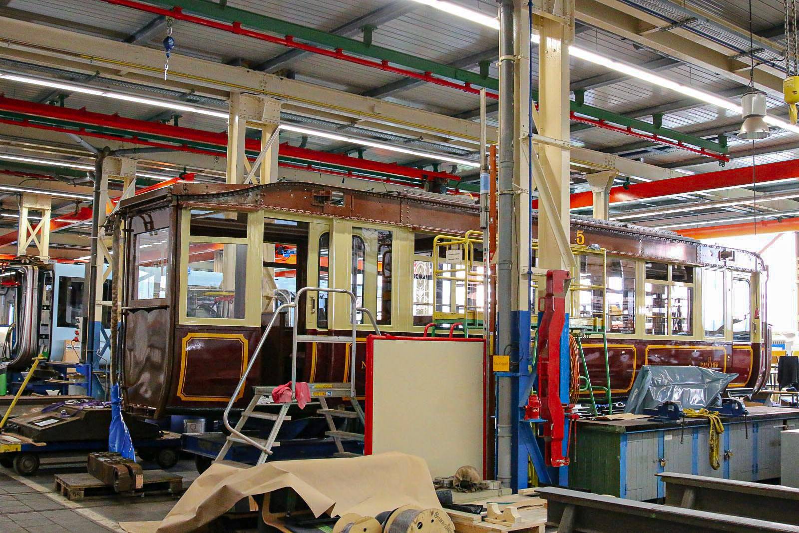  Blick in die Wagenhalle. 