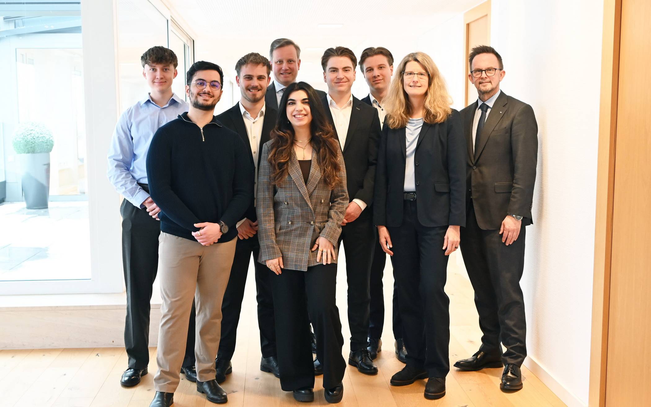  Fröhliche Gesichter zum erfolgreichen Ausbildungsende (v.li.): Luca Klewer, Michele Dollero, Alexander Oswald, Vorstand Henning Wichart, Betül Aybir, Leon Musial, Nicolai Krumsiek, Ausbildungsverantwortliche Daphne Alexander und Vorstand Andreas Christian Fried.  