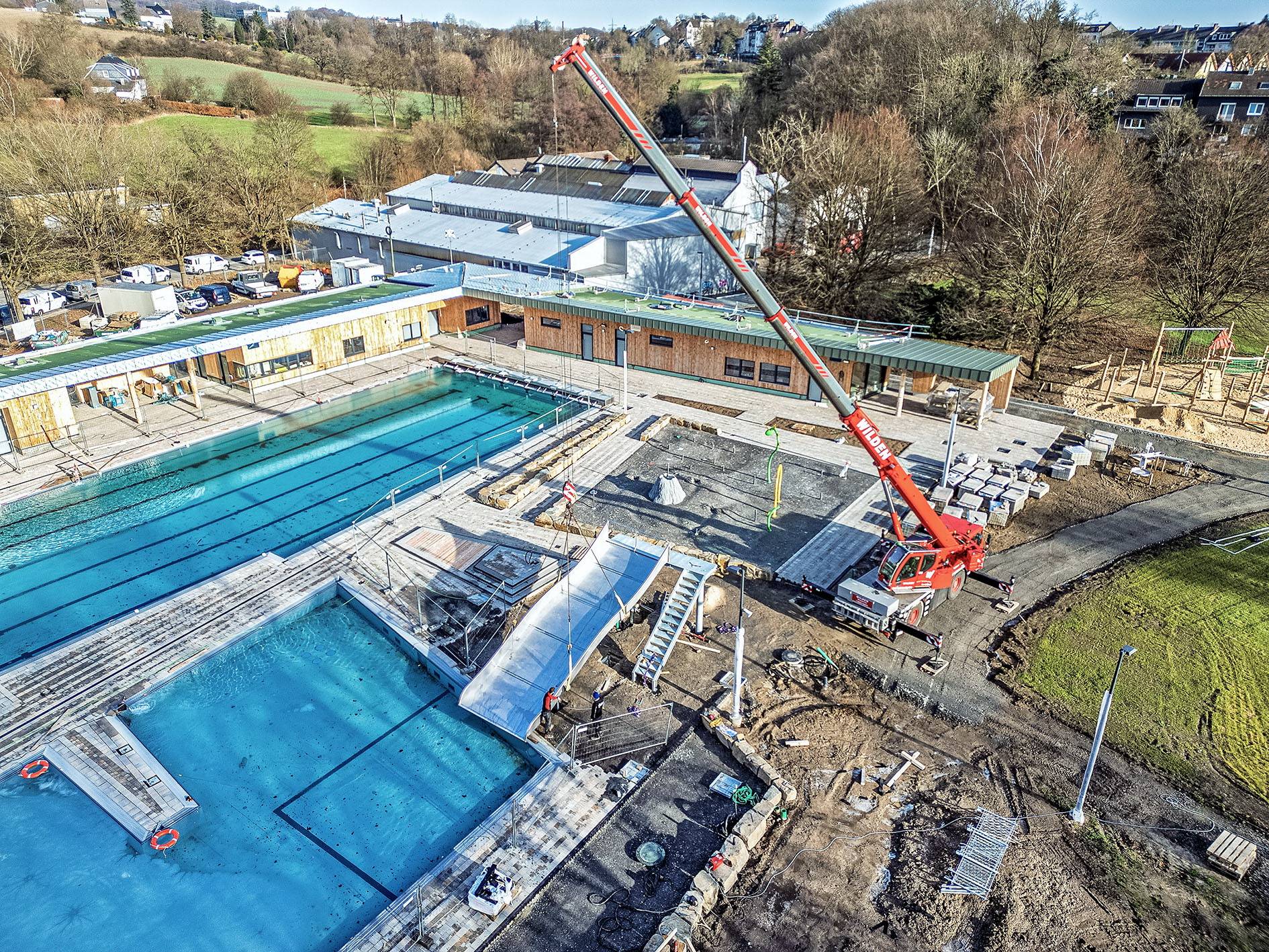  Mit einem Kran wurde die Rutsche angeliefert. 