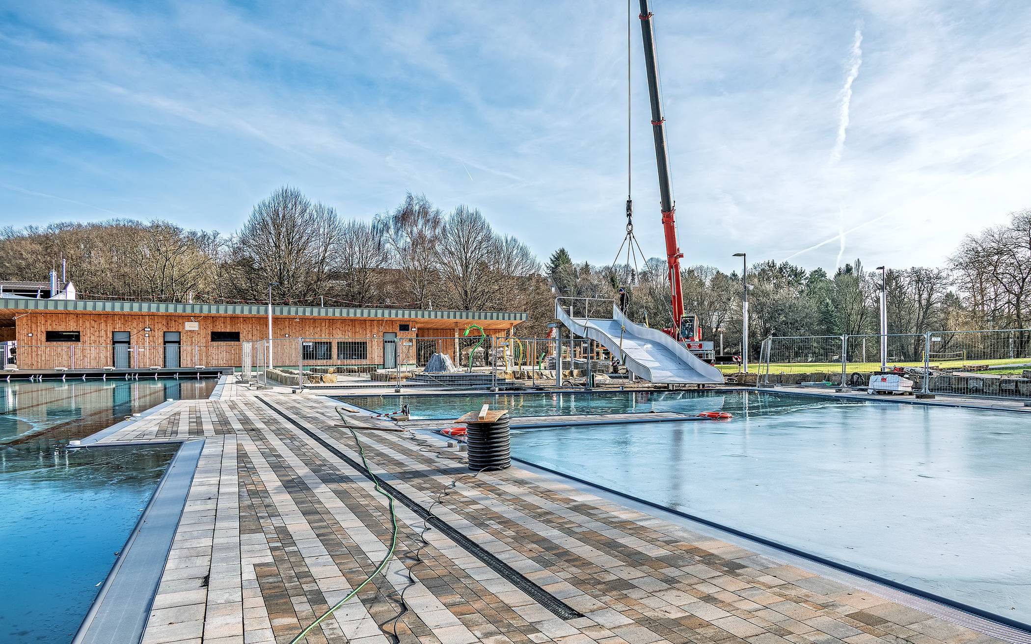 Bilder: Wellenrutsche für das Freibad Mählersbeck