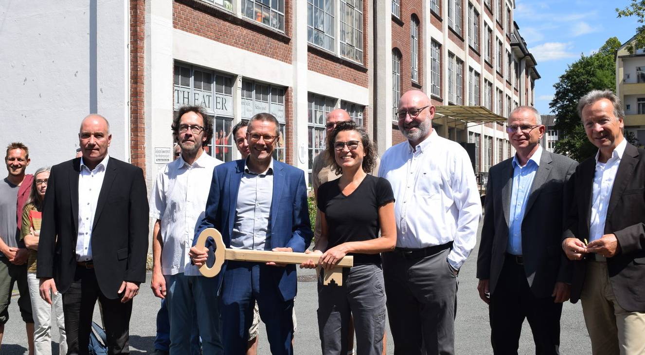  Die Schlüsselübergabe an die Initiative „Urbane Nachbarschaft Mirke“. 