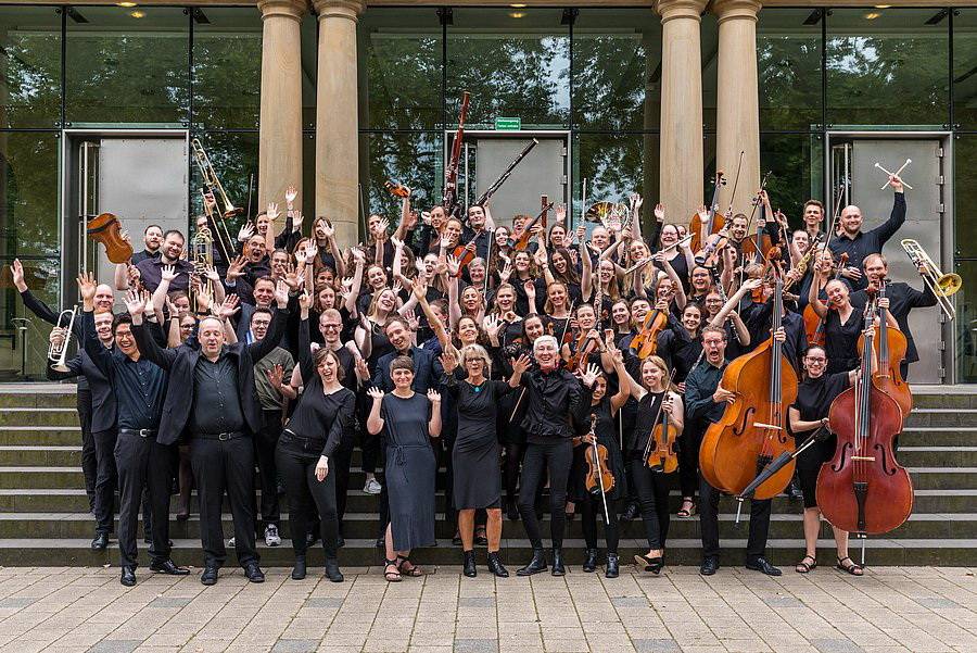  Der Chor und das Orchester. 