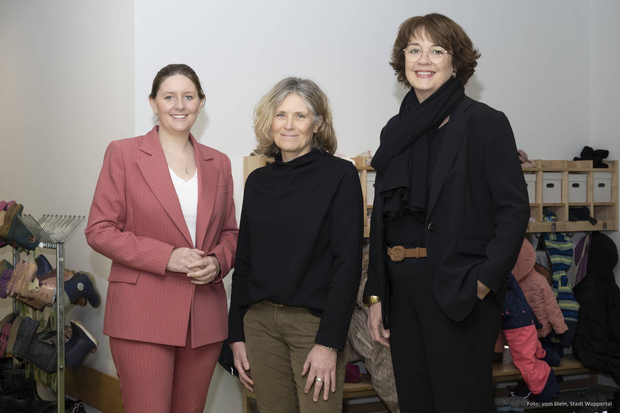  Oberbürgermeisterin Miriam Scherff (li.) und Dezernentin Annette Berg (re.) mit der neuen Stadtbetriebsleiterin Simone Feldmann. 